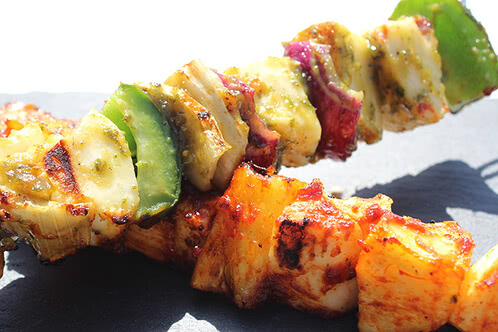 Halloumi-grillnyárs recept – friss fűszernövényekkel