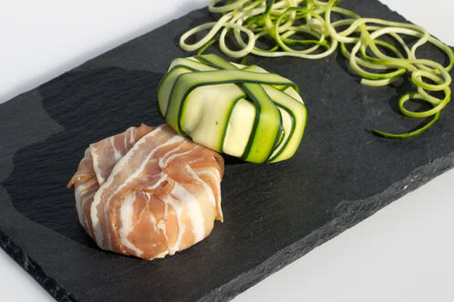 Recept: Camembert szalonna- és cukkini-köpenyben